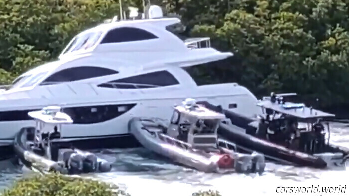 Флоридские копы Маневрируют Яхтой На Воде Так, Словно это Украденный "Хеллкэт" | Carscoops